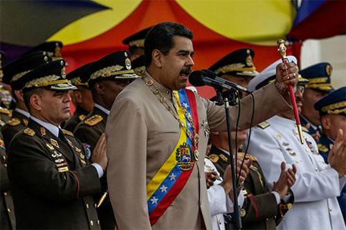 Maduro pide a los militares máxima alerta Maduro pide a los militares máxima alerta ante posible invasión del “imperio”